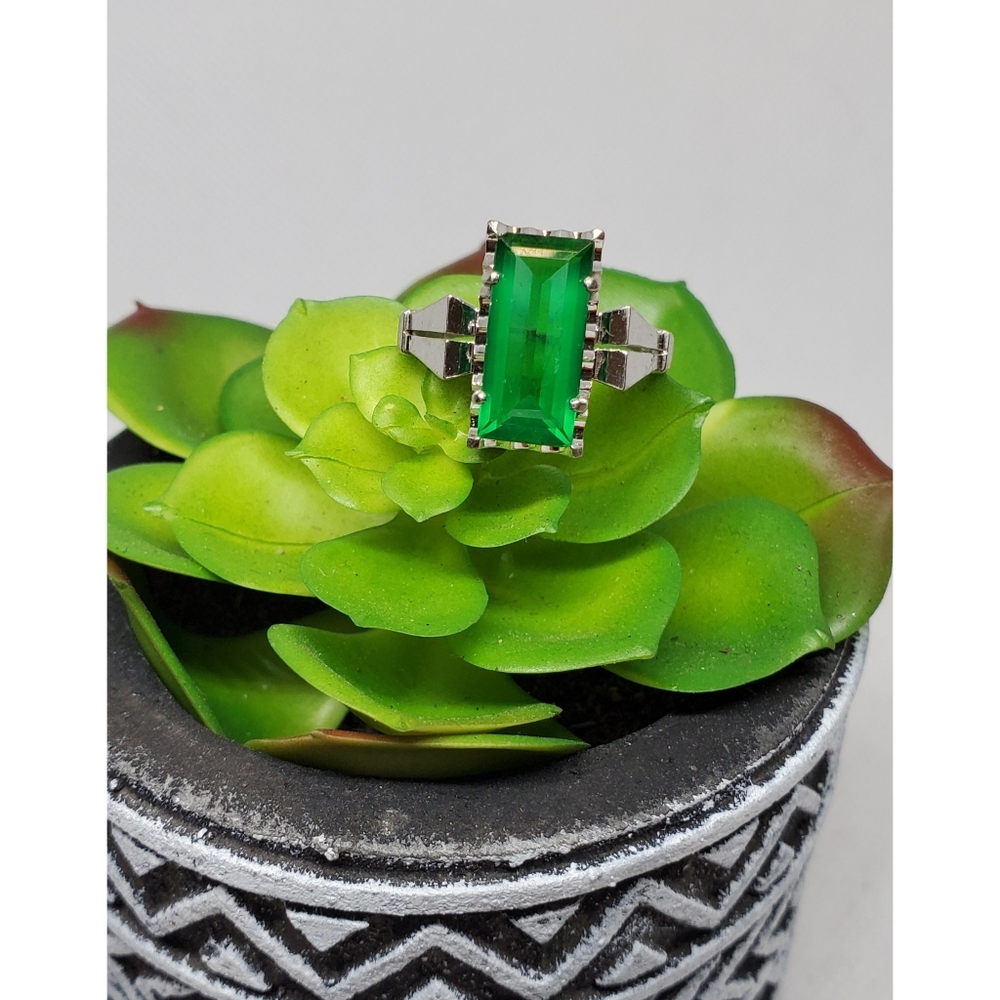 10k White Gold Ring with Emerald Stone SZ10